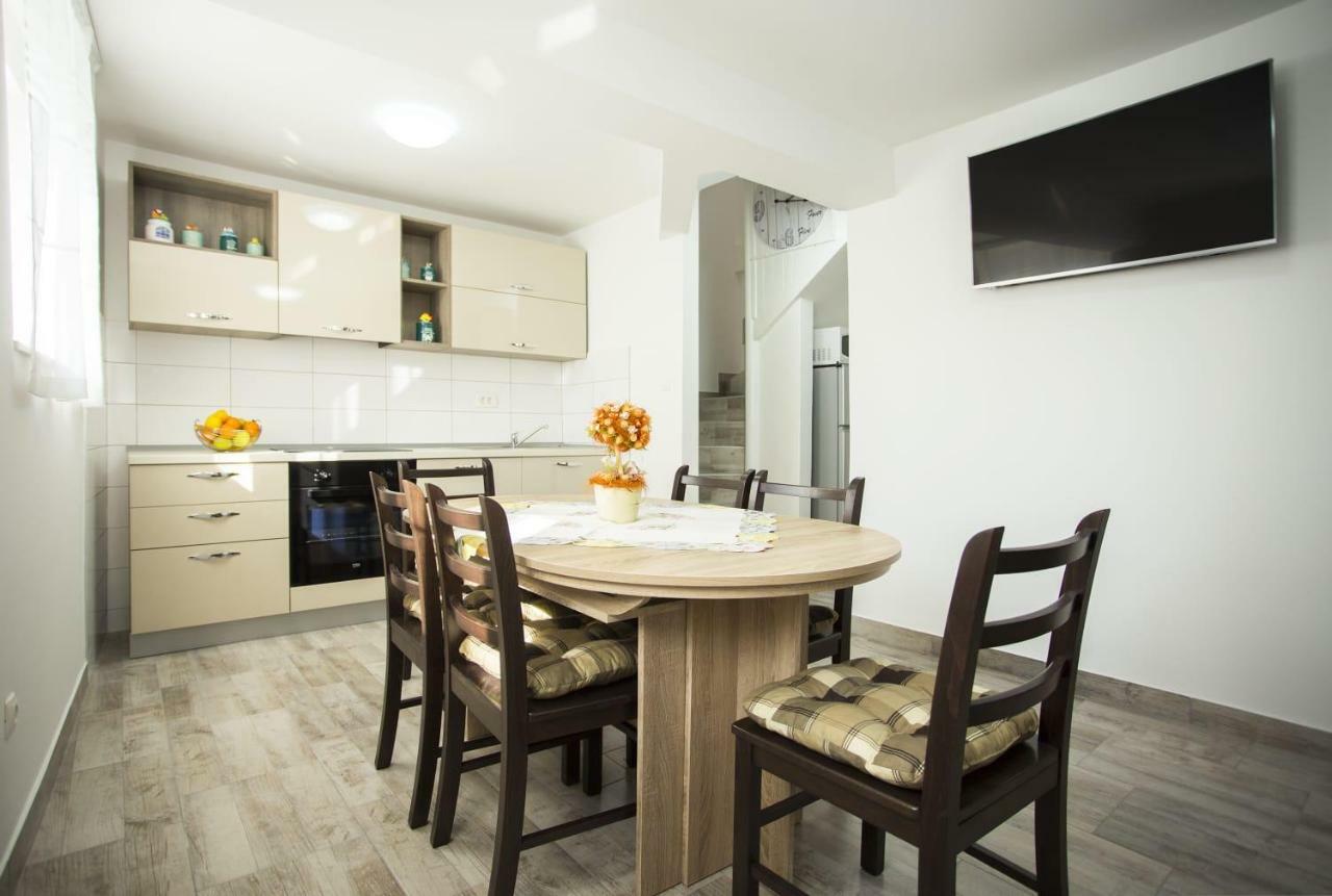 Apartman Leona Каштела Екстер'єр фото